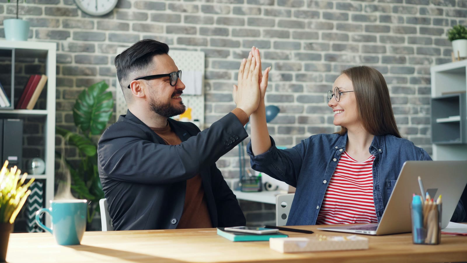 Zufriedenes Praxisteam, das sich abklatscht, Mitarbeiterbindung mit Sibel Lang Consulting